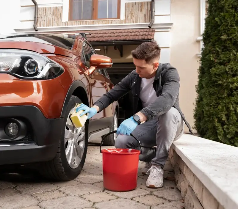 Lavage auto à domicile Saint-Laurent-de-Terregatte : professionnel intervenant sur un véhicule